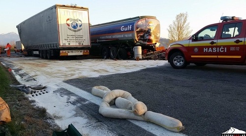 Na diaľnici medzi Liptovským Mikulášom a Ružomberkom sa kamión narazil do cisterny, z ktorej vytiekla nafta. 