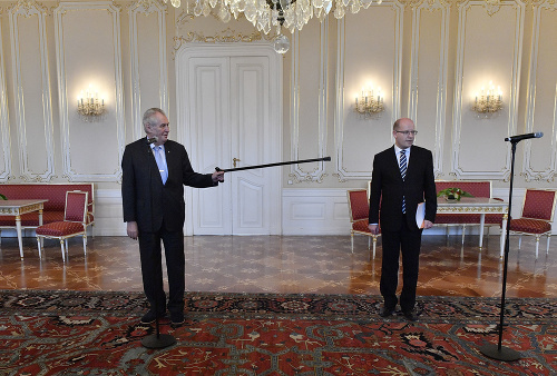 Český prezident otvorene začal bojovať s premiérom Sobotkom.