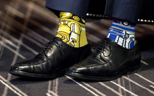Justin Trudeau totiž pod nohavicami skrýval farebné ponožky s motívom robotov R2-D2 a C-3PO z kultového filmu Hviezdne vojny. 