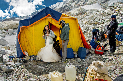 Mladomanželia uprednostnili tichú svadbu v horách pred veľkou hostinou.