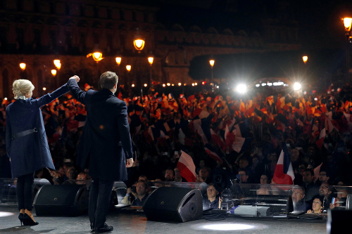 Macron dostal vyše 66% hlasov, čaká sa, čo spraví pre Francúzsko.