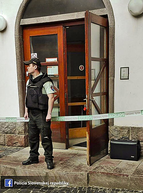 Ozbrojený muž vtrhol do pobočky banky v Kremnici.