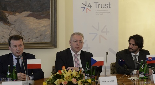 Zľava poľský minister vnútra Mariusz Blaszczak, český minister vnútra Milan Chovanec a slovenský minister vnútra Robert Kaliňák vystúpili 19. januára v Prahe na tlačovej konferencii k rokovaní ministrov vnútra krajín višegrádskej štvorky.