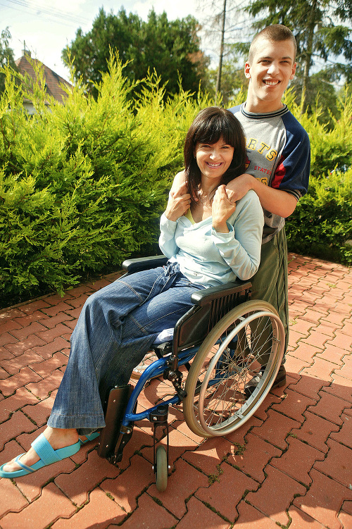 Andy Timková: Syn Adam jej na chvíľu počas fotografofania prenechal svoj invalidný vozík.