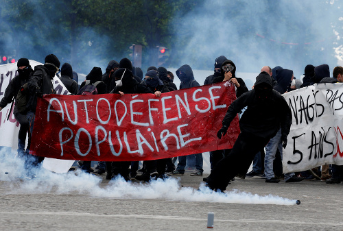 Polícia zasahovala počas demonštrácii vo Francúzku. 