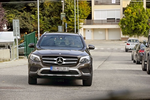 Adela jazdí na luxusnom SUV Mercedes Benz GLC.