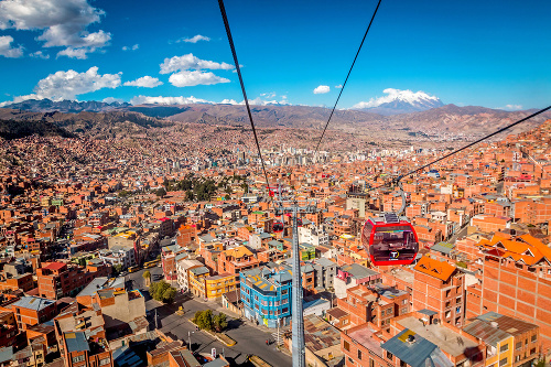 V bolívijskom horskom meste je v  prevádzke najvyššie položená kabínková lanovka na svete.