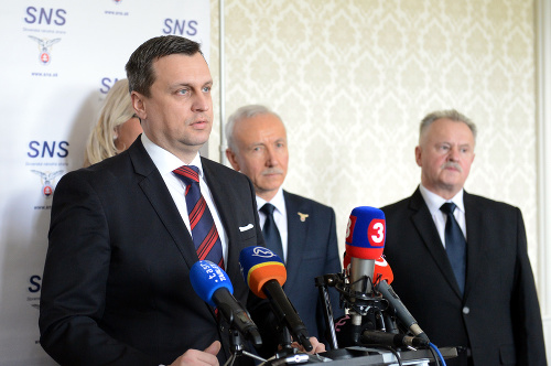 Zľava predseda SNS Andrej Danko, podpredseda Štefan Zelník a podpredseda Cyril Leško.