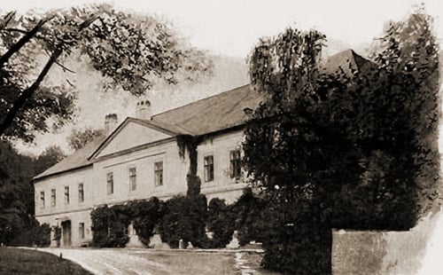 Kaštieľ slúžil gymnáziu ako školská budova.