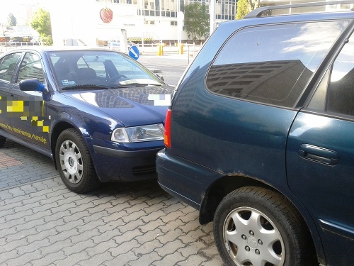 Ktovie, či si majiteľ modrého auta všimol ešte pred zaparkovaním vyhrážný odkaz na vozidle pred ním.