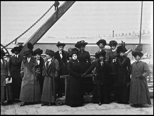 Mabel (vpravo) s kolegyňami na fotke, bola slúžkou v prvej triede a ako jedna z mála personálu sa zachránila.