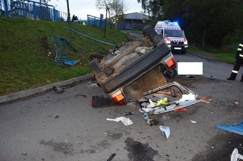 Auto, ktoré šoféroval Marek († 25), ostalo prevrátené na streche.