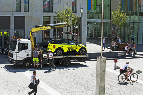 Auto bolo zaparkované kúsok od Slovenského národného divadla.