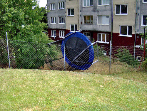 Daniele z Bánoviec nad Bebravou odfúklo trampolínu k susedom.
