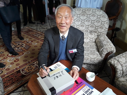 Uemura (74) študentom legendárnu hraciu konzolu aj podpísal.