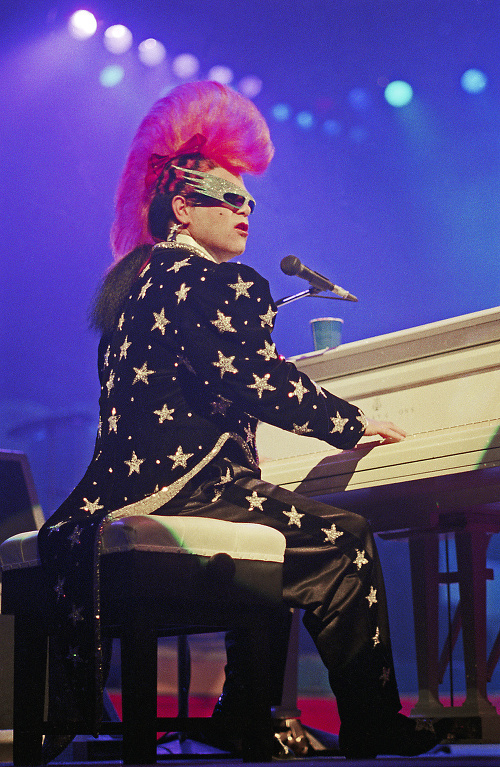 1989 - Elton si na vystúpenie v USA vzal bláznivú parochňu. 