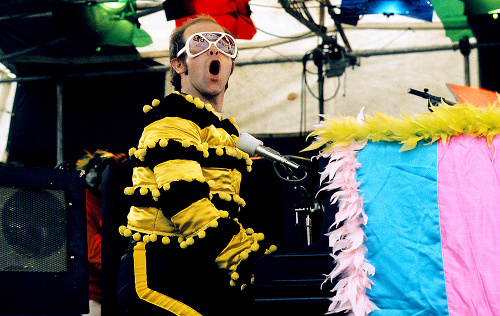 1974 - Spevák v kostýme á la čmeliak v Británii. 