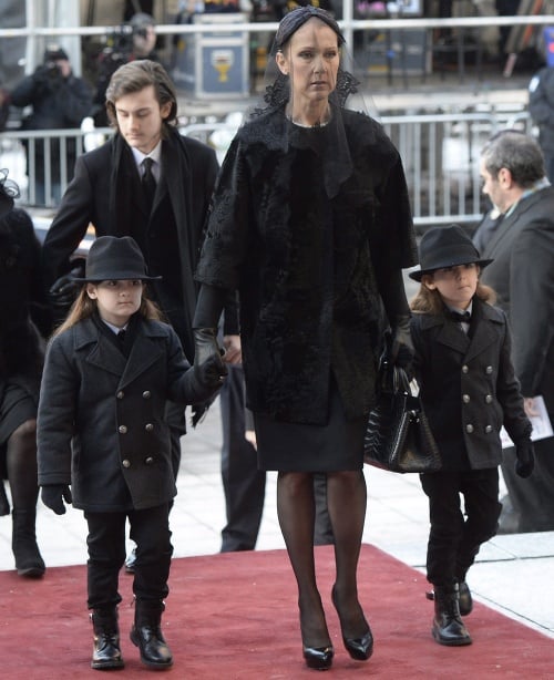 Céline s deťmi pri príchode na Reného pohreb.