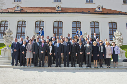 Spoločná fotografia účastníkov Konferencie predsedov parlamentov členských štátov Európskej únie na Bratislavskom hrade 24. apríla 2017. Na snímke uprostred predseda NR SR Andrej Danko naľavo od neho predseda Európskeho parlamentu Antonio Tajani. 