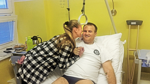 Podporujú ho: Jána Štrbku (48) včera navštívila na traumatológii celá rodina.