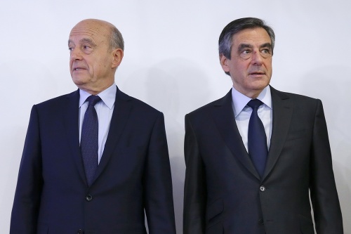 Francois Fillon (vľavo) porazil súpera, ktorým bol Alain Juppe.