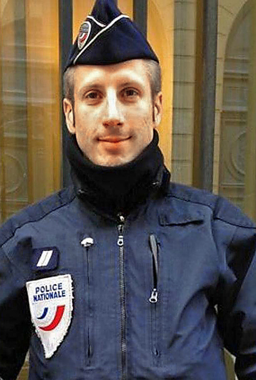 Obeťou útoku sa stal  policajt Xaviér Juglé.