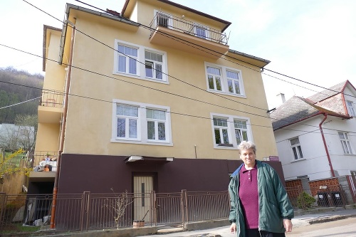 Eva Suchá pred Zariadením pre seniorov v Trenčianskych Tepliciach, kde bývala od roku 2011.