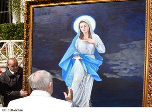 Pápež požehnal obraz s Pannou Máriou priamo vo Vatikáne.