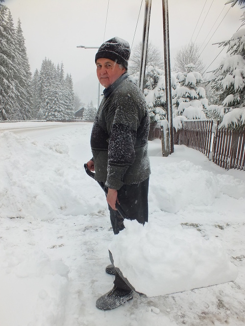 Stratenčan Bartolomej Novotný (72) pri odhŕňaní snehu pred domom.
