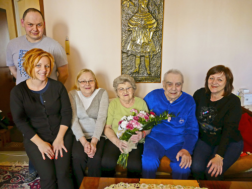 Oslávenci v kruhu najbližších - zľava vnuk Peter (39), vnučka Petra (36), dcéra Magdaléna (63) a dcéra Alena (56, vpravo).