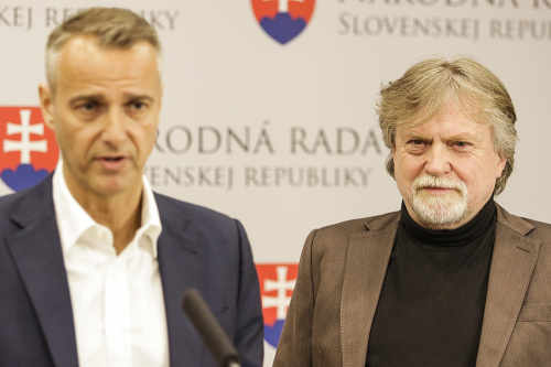 Poslanci Národnej rady SR za Smer-SD Richard Raši (vľavo) a Dušan Jarjabek.
