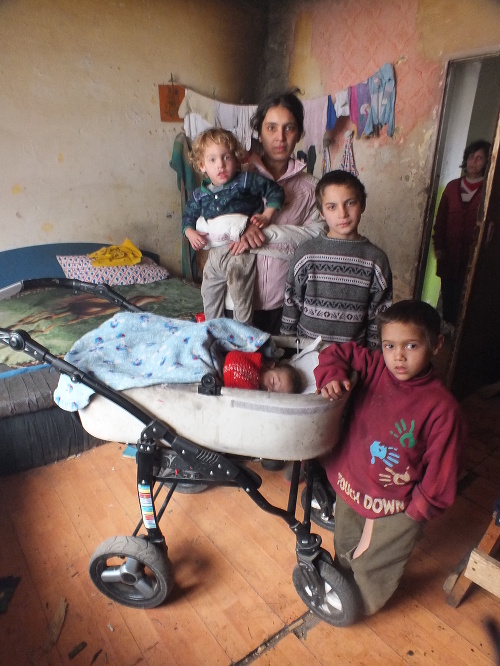 Matka 6 detí Monika Grulyová (37) tiež nemá kde bývať.