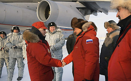 Minulý mesiac sa bol na základňu pozrieť aj ruský prezident Putin. (vľavo)