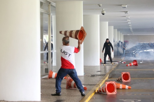 Brazílčania sa vzbúrili proti dôchodkovej reforme.