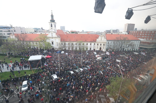 Protikorupčný pochod v Bratislave, dav sa zhromaždil na Námestí SNP.