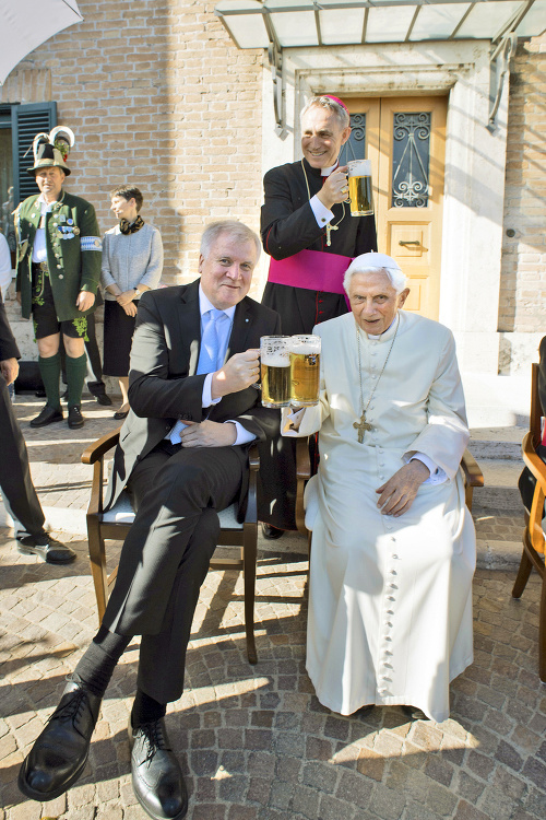 Benedikt XVI. s nemeckým politikom Horstom Seehoferom. 