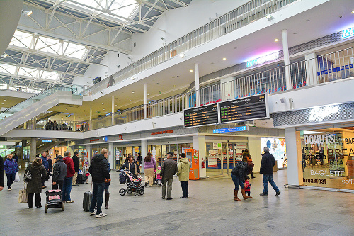 Október 2015: V budove stanice pribudli obchody aj služby, všetky vstupy budú bezbariérové.