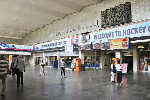 August 2011: V budove stanice pribudli obchody aj služby, všetky vstupy budú bezbariérové.