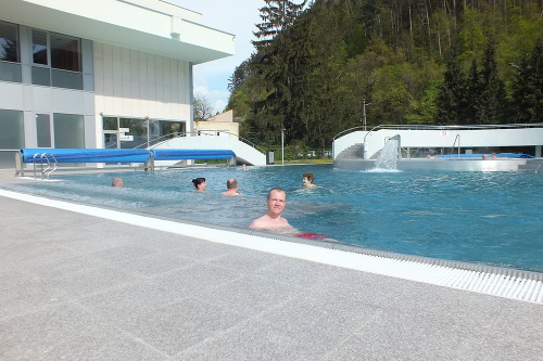 Peter Niaš, technológ IWT, Tlmače, sa vyhrieva miesto tradičnej oblievačky v termálnom bazéne.