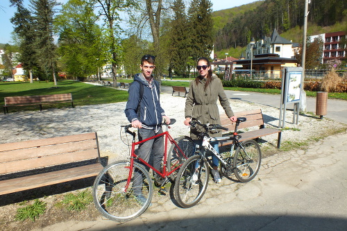 Študenti Jana a Dávid uprednostnili výlet na bicykloch pred tradičnou šibačkou.