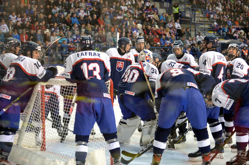 Na snímke hráči Slovenska pred zápasom A-skupiny Kanada - Slovensko na majstrovstvách sveta v hokeji hráčov do 18 rokov na zimnom štadióne v Poprade.
