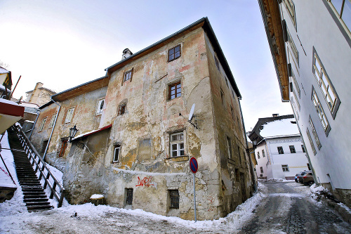 Majeský má byt v tejto historickej budove.