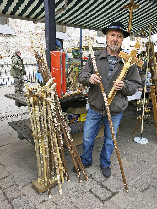 Sninčan Dušan Antolík (62) vyrezáva drevené kríže s Ježišom Kristom.