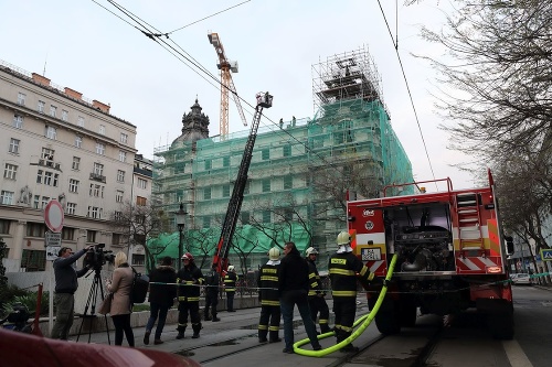Budovu v centre Bratislavy zachvátil požiar.
