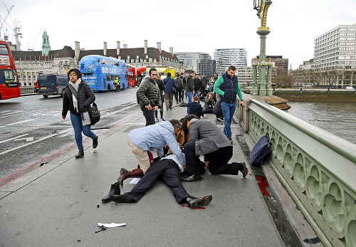 Zakrvaveného muža ležiaceho na chodníku Westminsterského mosta zranilo auto útočníka, ktorý bezhlavo zrážal nič netušiacich ľudí.
