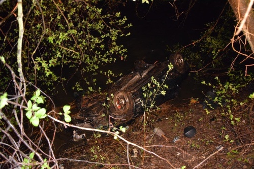 Auto, ktoré šoférova Ľuboš († 22), našli prevrátené v rieke Hron. 