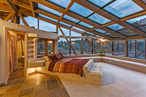 Spálňa - priestranná izba so sklenenou strechou ponúka dostatočný komfort. 