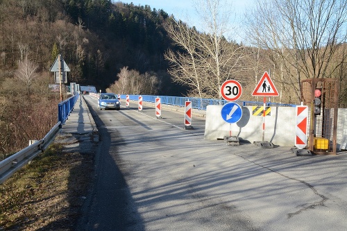 Posledné osobné autá prešli cez  most tesne pred vianočnými sviatkami.