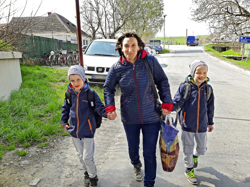 Mamička Mária (39) so svojimi autistickými deťmi Tomáškom (8) a Lukáškom (8). 