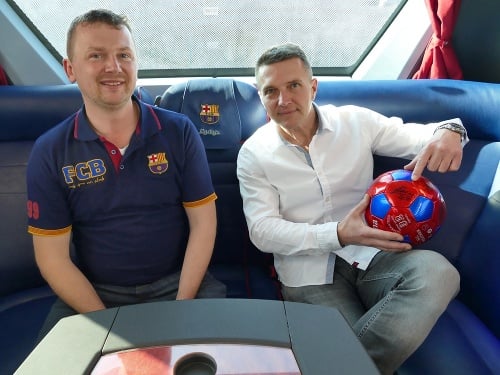 Nový majiteľ autobusu Marek Lešičko (vľavo) obdaroval loptou svojho obchodného partnera Slavomíra Rada.
